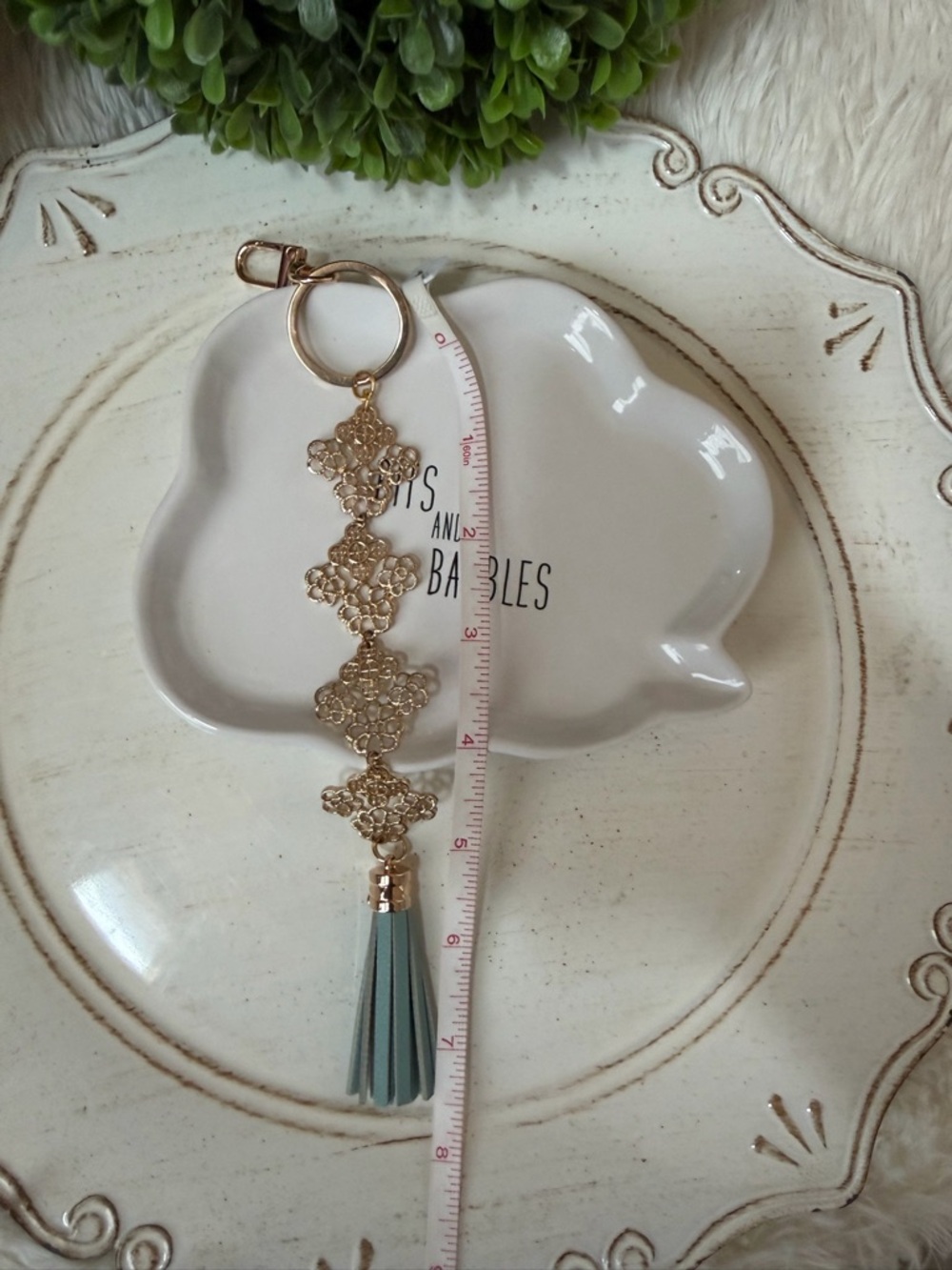 Gold filigree and tassel Keychain - Picture 3 of 5